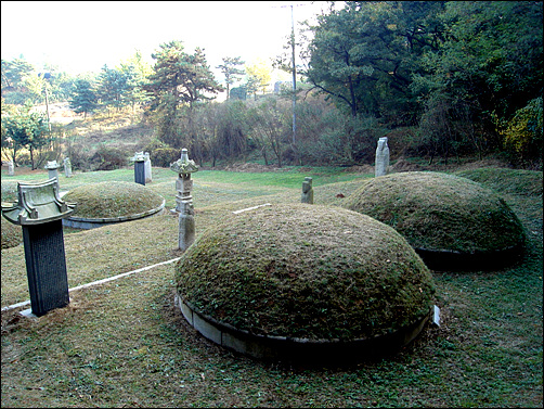 무덤 주위에는 빗돌과 문인석이 자리하고 있다.