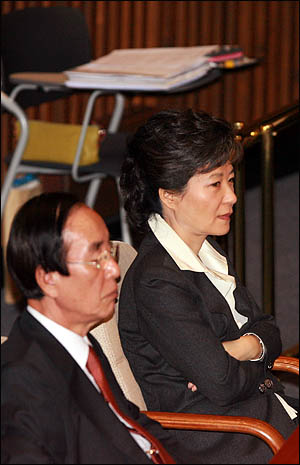 19대 총선 불출마를 선언한 친박계 중진인 이해봉 한나라당 의원(왼쪽)과 박근혜 비대위원장(자료사진)