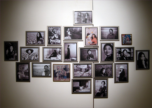 '작가의 방'에 한쪽 벽에 붙어놓은 작가의 20대부터 60대까지의 사진