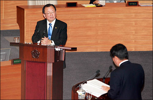 강만수 기획재정부 장관이 6일 국회 본회의 경제에 관한 대정부질문에서 김진표 민주당 의원의 질의를 듣고 있다.