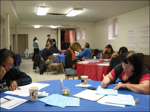  Phone Banking 선거 마감 시간까지 전화를 돌리며 한 표를 호소하고 있는 자원봉사자들