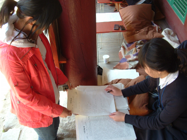 글짓기 작품을 접수하고 있다.
수시로 대학에 합격한 고3 학생들이 자원봉사를 했다.