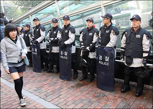 전의경들이 이석행 민주노총 위원장을 검거하기 위해 지하철 출입구에서 근무를 서고 있다.