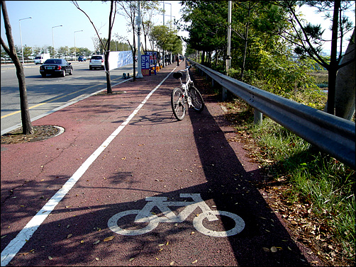 인천시 계양구를 지나올 때 이런 자전거도로를 볼 수 없었다.