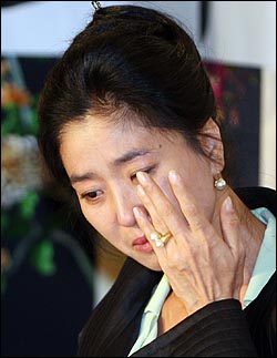 '한부모 가정 자녀를 걱정하는 진실 모임' 발족식에서 배우 김부선이 눈물을 흘리고 있다.