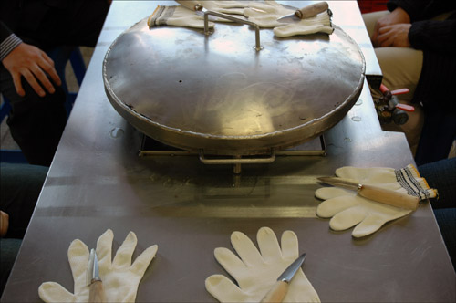 거제도의 굴요리는 흰 장갑과 작은 손칼을 준비하면서 시작된다.