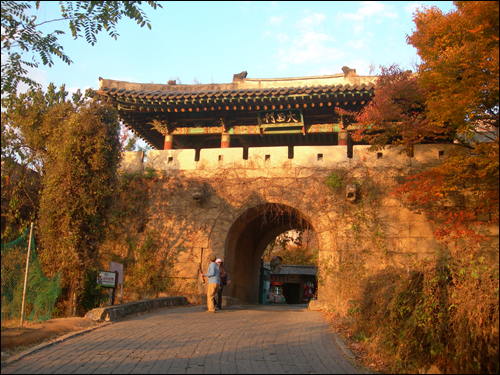 북한산성 외곽 11개 성문 중 하나인 대서문