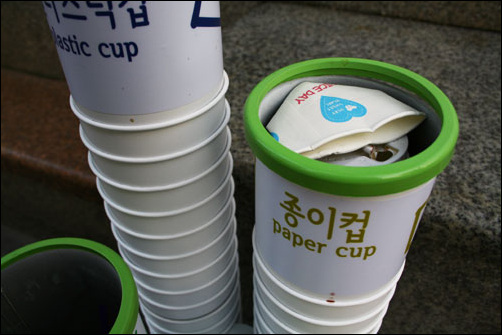 송파구 지역에 1회용컵 수거함이 설치됐지만 아직까진 시민들은 익숙하지 않다. 종이컵 넣는 곳에 플라스틱 컵을 넣고, 마구 구겨서 넣는다. 