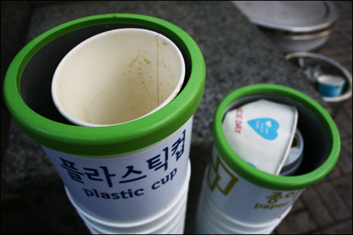 플라스틱컵 수거함에 종이컵을 넣는 일도 있다.