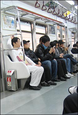 지하철 1호선 승객들. 이젠 핸드폰이나 PMP 등으로 DMB를 시청하는 승객들을 쉽게 볼 수 있다. 