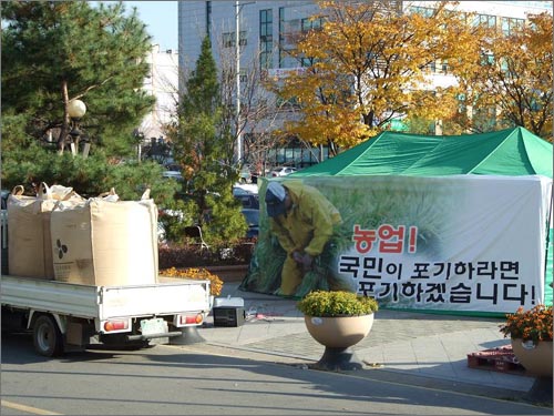  "농업, 국민이 포기하라면 포기하겠다"고 밝힌 아산농민회는 톤백(1톤들이 벼포대)까지 야적시위에 동원하며 강경투쟁을 벌이고 있다.