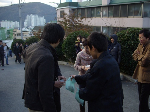 2009학년도 대학수학능력시험을 고사장 중 하나인 건국고등학교에서 후배가 수험생 선배에게 차와 간식거리를 나눠주고 있다.