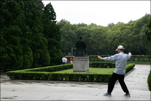 루쉰공원 내 루쉰 묘지 앞에서 한 상하이시민이 태극권을 하고 있다.
