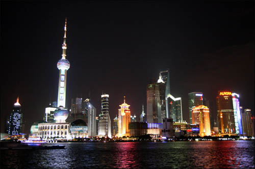 상하이 와이탄에서 바라본 푸둥의 야경. 왼쪽의 뾰족한 탑이 둥팡밍주다.