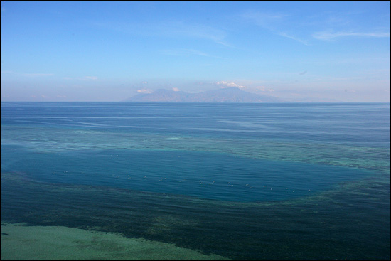 뚜뚜알라 가는 길에 바라본 바다. 깊이에 따라 날씨에 따라 바다 색이 다르게 보인다. 멀리 보이는 육지는 동티모르에 속해 있는 섬 가운데 가장 큰 아타우로섬.
