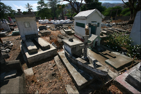 뚜뚜알라 가는 길에 촬영한 공동묘지. 동티모르는 마을 가까이 묘지가 있다. 세상을 떠난 이가 어부였는지 배 모양으로 묘를 만들었다.