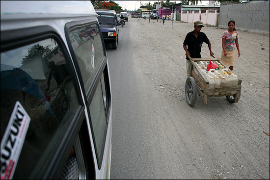 동티모르의 수도 딜리에도 주유소는 손에 꼽을 정도로 적다. 오토바이를 타는 사람들은 길거리에서 페트병에 든 휘발유를 사서 넣는다. 손수레에 휘발유 통을 싣고 팔러 가는 장면을 촬영했다. 