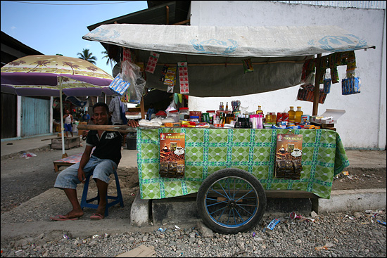 시장 한켠 자리잡은 노점상. 동티모르에는 이렇게 수레에 물건을 싣고 다니며 파는 이들이 많다.