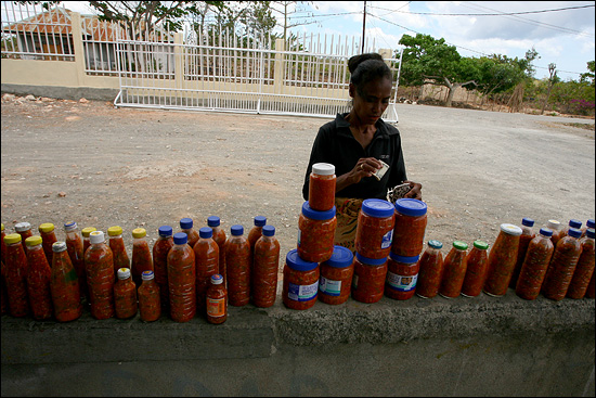 주유소에서 고추 소스를 팔고있는 여인. 동티모르의 고추 소스는 정말 '핫'하다. 설마하고 많이 먹었다간 뜨거운 맛을 볼 각오해야한다.