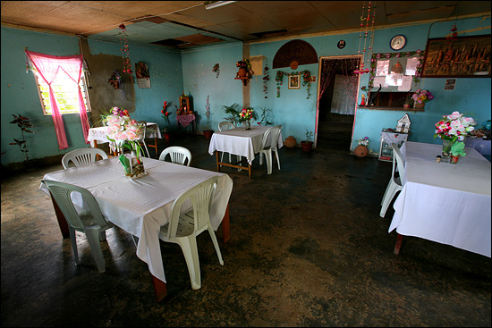 푸른색으로 치장한 포르투갈 식당 내부. 동티모르에선 빨리빨리가 통하지 않는다. 주문하고 1시간 정도 느긋하게 기다리면 음식이 나온다.
