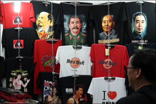 한 티셔츠 가게에 사회주의혁명 지도자와 영화·스포츠 스타의 모습을 담은 티셔츠가 함께 걸려 있다.