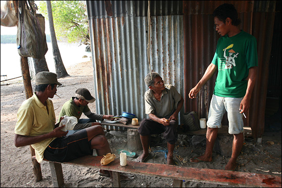 이야기를 나누고 있는 라리(사진 맨 오른쪽)의 가족들. 가족들끼리 모여 농사를 짓고 게스트 하우스를 운영하고 있다.