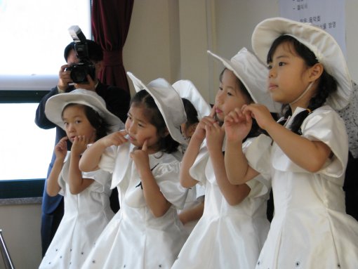 선재분교 유치원생들의 율동과 노래.
