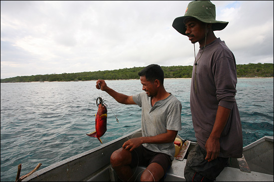 자코섬 가는 길에 줄낚시로 잡아올린 붉은 물고기. 50cm가 넘는 이 물고기를 5달러를 주고 샀다.