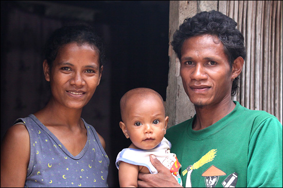 라리의 가족. 라리는 게스트 하우스에서 일하고 부인과 딸은 뚜뚜알라 마을에서 살고 있다.