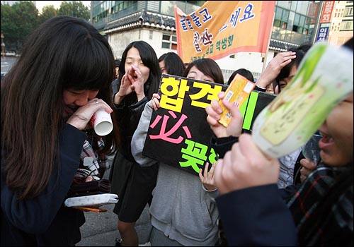  2009학년도 대입수능 시험 날인 지난해 11월13일 새벽 서울 이화여고 정문에서 여고생들이 수험생 선배들을 응원하고 있다.