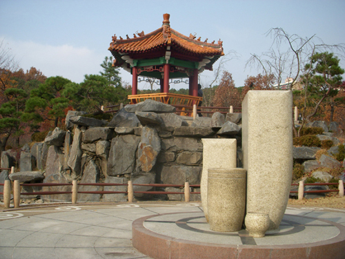 공원 안에 있는 심양공원. 성남시와 중국 심양시가 교류협력을 체결한 기념으로 세원 소공원이다.