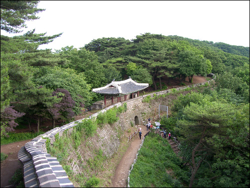 삼전도에서 남한산성 서문에 이르는 길은 가파른 언덕길이다.