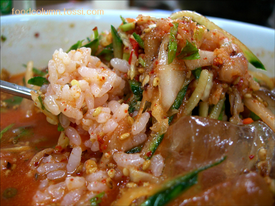  물회에 밥 한술 놓고서 떠 먹는 맛이란...