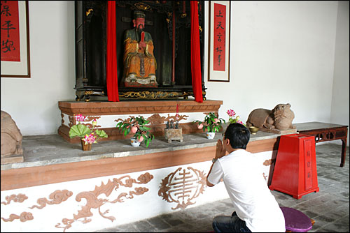 음식을 주관한 신 자오왕(？王)의 전각에서 예를 표하는 한 관광객. 자오왕 전각은 쓰촨요리박물관 중앙에 위치해 있다.