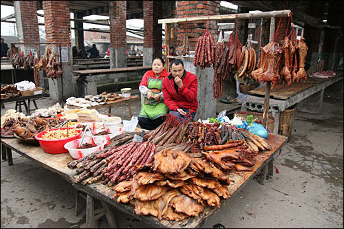 한 시골장터에서 훈제되거나 발효시킨 돼지고기를 파는 상인. 쓰촨은 중국에서 돼지고기 생산과 소비가 가장 많은 곳이다.