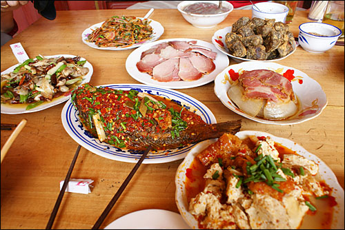 윈난(雲南)성 리장(麗江)의 한 나시족 전통음식점에 나온 음식들. 나시족도 쓰촨요리의 영향을 받아 매운 음식을 좋아한다.