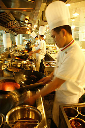 쓰촨요리박물관 음식체험관에서는 요리사가 조리하는 광경을 직접 눈으로 볼 수 있다.