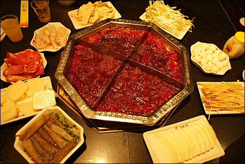 중국에서 가장 매운 음식으로 유명한 충칭(重慶)의 훠궈(火鍋). 고추와 산초로 만든 여러 소스에 생고추와 산초 알갱이를 통째로 넣었다.