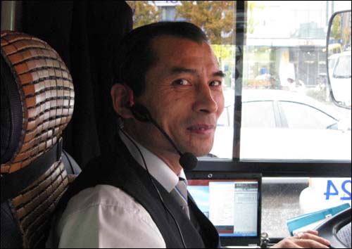 버스DJ 고창석씨, 그는 승객 모두가 자신을 보고싶어 탄 손님이라는 마음가짐으로 대하지요. 그렇기에 승객들은 감동하지요.
