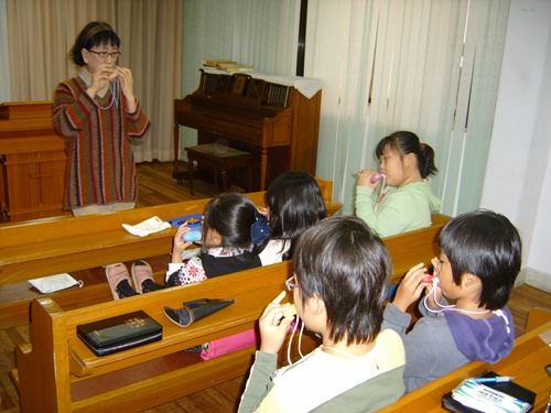 피아노 치는 선생님 지도로 어린이들 오카리나를 연습하였다. 점심 준비하는 중에 어린이 예배를 했는데 오카리나 연습을 했다.