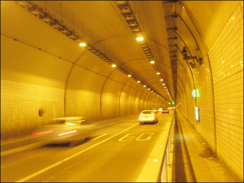 터널 통행도 아주 큰 장애요인이다. 이처럼 차단막이 있는 곳은 다행이다. 
