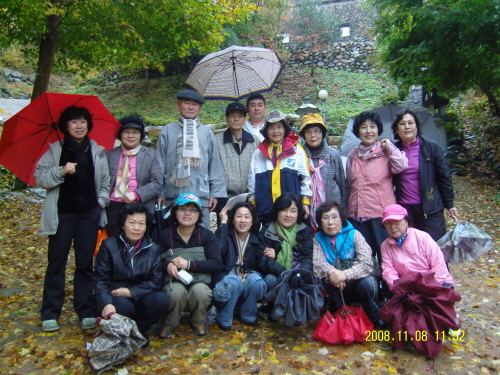 사하문인협회 회원 26명이 가을 문학기행을 하였다. 가을비 속에서 추억은 더욱 아름답게 자리 잡았다.