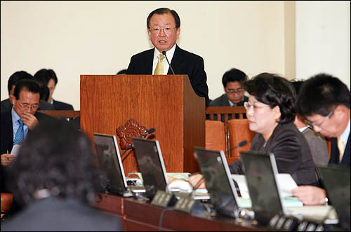  강만수 기획재정부 장관이 지난 11월 19일 국회 기획재정위원회에서 종합부동산세법 일부개정법률안에 관한 정부측 제안설명을 하고 있다.