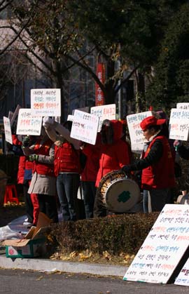  삼산4지구 도시개발사업 장대현 지주조합장을 비롯한 주민 100여명은 19일 도시계획심의위원회가 열린 인천시청에서 민간개발을 주장하며, 올들어 가장 추운 날씨에도 불구 오전부터 집회를 계속 진행했다.