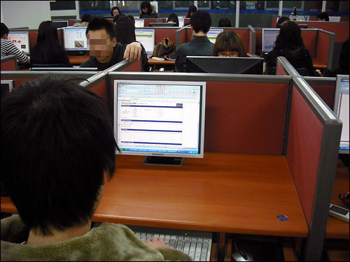 서울 소재의 한 4년제 대학 컴퓨터실. 취업 시즌을 맞아 입사지원서 및 자기소개서를 쓰느라 분주한 학생들이 많다. 