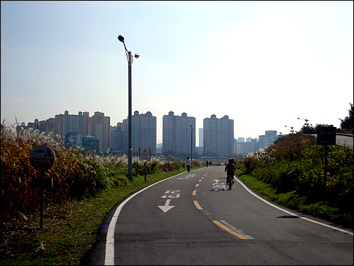 자전거타는 시민뿐만 아니라 걷기.달리기를 즐기는 시민들에게 안양천은 천국일 듯 싶다.