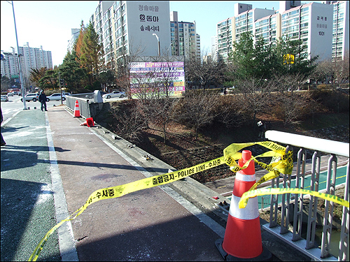  1명의 사망자와 20여명의 부상자가 발생한 성남 분당 정자동 가스공사 앞 돌마교 통근버스 추락 사고 현장.