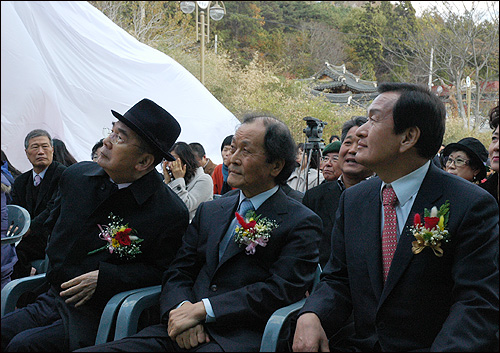  박태준 전 총리가 조정래 작가와 정종해 군수와 나란히 앉아 문학관 외벽에 설치된 이종상 화백의 초대형 작품을 바라보고 있다.