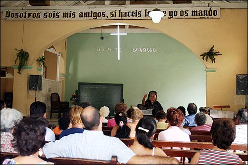 쿠바 교회 예배 모습. 선교사가 오는 건 불법이지만 자체 예배는 허용한다.