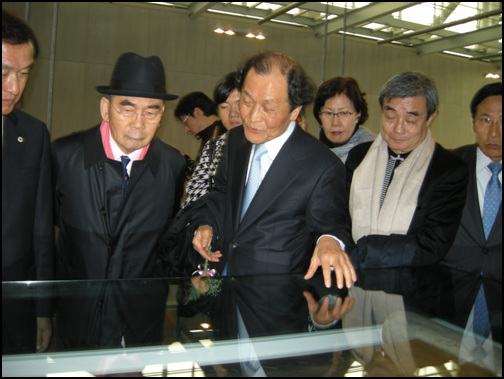 박태준 전 총리, 조정래 작가 , 김원 건축가 조정래 작가가 전시물에 담긴 의미를 박태준 전 총리에게 설명하고 있다